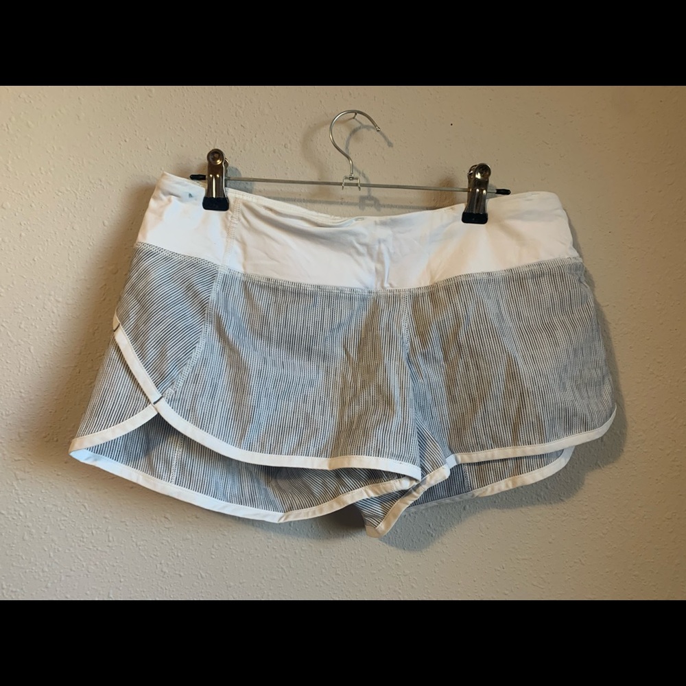 Lululemon White Patterned Speed Up Shorts Size 6